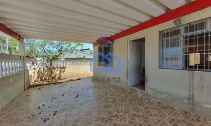 Casa ampla à venda no bairro do Porto Novo em Caraguatatuba, SP - Conforto e espaço para toda a fam