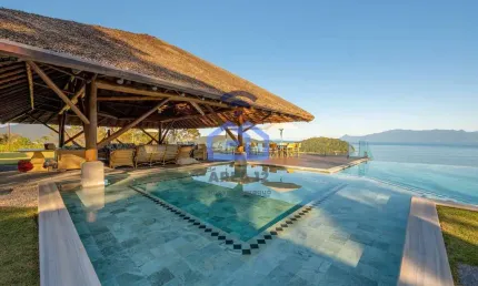 Mansão Exclusiva à Beira-Mar em Caraguatatuba: Piscina Infinita, Vista Incrível e Infraestrutura de