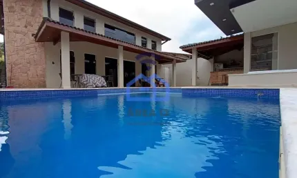 Sobrado à venda no bairro Sumaré em Caraguatatuba, SP - Imóvel de alto padrão com 3 suítes, espaços