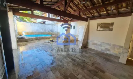 Sobrado à venda no bairro Jardim Califórnia em Caraguatatuba, SP - 192m² de área construída com pis