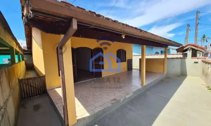Casa ampla com bela varanda à venda no bairro do Barranco Alto em Caraguatatuba, SP - Ampla, aconch
