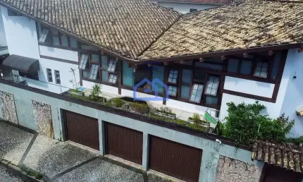 Sobrado de alto-padrão à venda no bairro Jardim Primavera em Caraguatatuba, SP - Imóvel exclusivo a