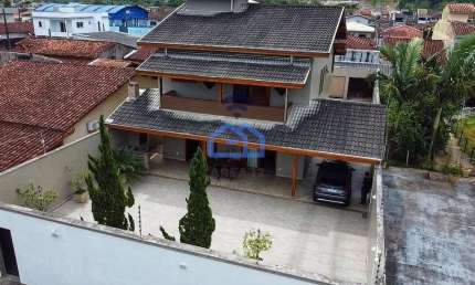 Sobrado à venda no bairro Jardim das Gaivotas em Caraguatatuba, SP - Com quintal amplo, edícula e s