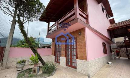 Sobrado triplex espaçoso para locação no bairro do Indaiá em Caraguatatuba, SP - Venha morar com co
