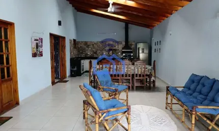 Casa à venda no Indaiá, próxima à rodoviária de Caraguatatuba, SP - Com cômodos amplos e uma maravi