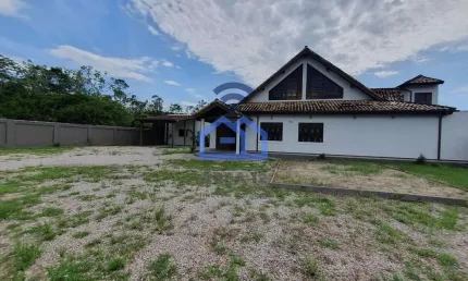 Casarão para locação comercial no bairro do Travessão em Caraguatatuba, SP - Terreno amplo de 1024m