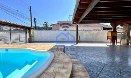 Casa espaçosa de 4 dormitórios à Venda na região central em Caraguatatuba, SP - Conforto e localiza