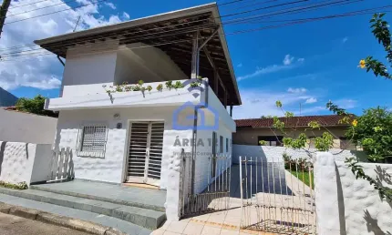 Sobrado em ótima localização à venda no bairro Massaguaçu em Caraguatatuba, SP - More pertinho da p