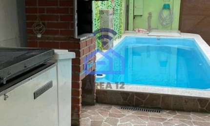 Sobrado com piscina à venda no bairro do Rio do Ouro em Caraguatatuba, SP - Invista em ótima locali
