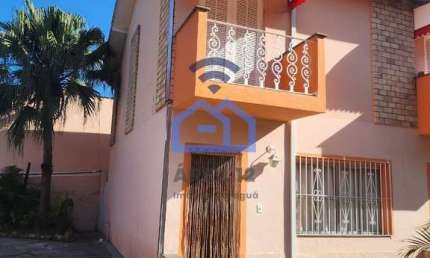 Sobrado de 88m² mobiliado à venda, localizado a apenas 500m da praia da Martim de Sá em Caraguatatu