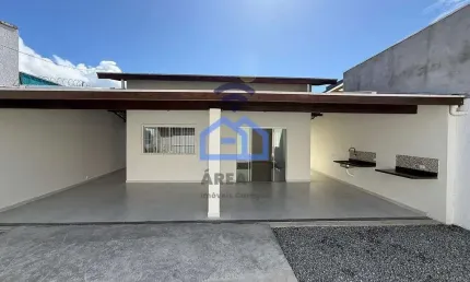 Casa à venda no bairro do Getuba em Caraguatatuba, SP - More com conforto e comodidade!