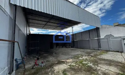 Galpão comercial para locação no Centro de Caraguatatuba, SP - com 280m² de área total!