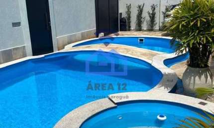 Sobrado triplex frente-mar à venda no bairro do Indaiá em Caraguatatuba, SP - Com piscina, área gou