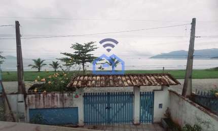 Casa ampla com edícula frente mar à venda no bairro do Porto Novo em Caraguatatuba, SP - A oportuni