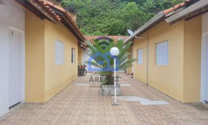 Casa com 2 dormitórios em condomínio para locação à poucos metros da praia na Martim de Sá em Carag