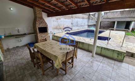 Casa com amplos dormitórios e piscina à venda no bairro do Porto Novo em Caraguatatuba, SP - Seu re