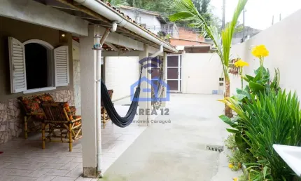 Charmosa Casa com edícula à venda no bairro do Sumaré em Caraguatatuba, SP