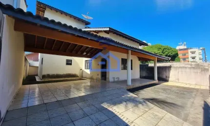 Excelente sobrado localizado na quadra da praia, com vista para o mar, à venda no bairro do Indaiá,
