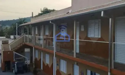 Kitnet em condomínio à venda a apenas 300m da praia no bairro do Massaguaçu em Caraguatatuba, SP