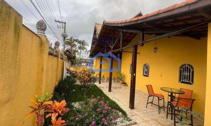 Casa de 3 dormitórios à venda no bairro da Praia das Palmeiras em Caraguatatuba, SP - Com churrasqu
