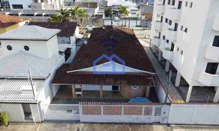 Casa à venda a uma quadra da praia no bairro do Indaiá em Caraguatatuba, SP