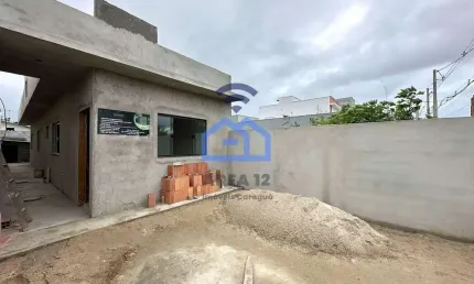 Casa à venda em fase final de construção, com 2 dormitórios sendo uma suíte no bairro dos golfinhos