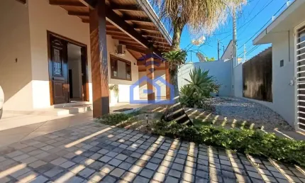 Casa à venda no bairro Indaiá em Caraguatatuba, SP com 3 dormitórios sendo 2 suítes, piscina e área