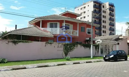 Sobrado à venda no bairro Martim de Sá em Caraguatatuba, SP com 3 dormitórios sendo 1 suíte, amplo