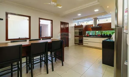 Casa deliciosa no Alto de Pinheiros com 4 dorm e piscina, próxima ao Parque Villa Lobos