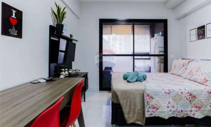 Studio charmoso em Pinheiros: 26m² com armários, ar condicionado, condomínio com academia e lavanderia. Apenas 550m do metrô Sumaré!