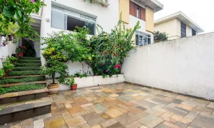 Encante-se com este lindo sobrado de 153 m², 3 suítes, na Cidade Vargas