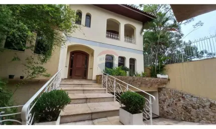 Sobrado 4 dorms, 6 vagas, 5 salas, lareira e salão de festa, piscina e churrasqueira