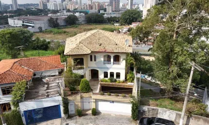 Sobrado 4 dorms, 6 vagas, 5 salas, lareira e salão de festa, piscina e churrasqueira