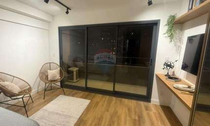 Studio moderno e mobiliado em localização estratégica – 27m² com varanda
