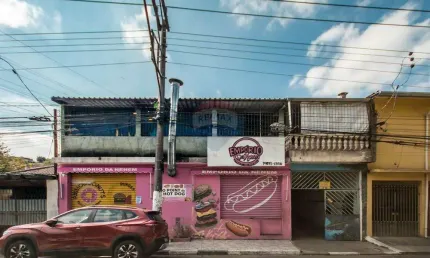 Sobrado com duas casa independentes, salão comercial e 4 vagas de garagem