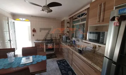 CASA TÉRREA EM EXCELENTE LOCALIZAÇÃO RICA EM ARMÁRIOS.