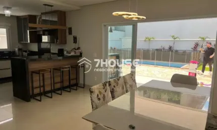Residência de luxo em condomínio no Jardim São Marcos, Valinhos-SP: 3 quartos, 3 suítes, 5 banheiros e 2 vagas de garagem.