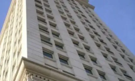 Edifício imponente. Padrão corporativo de ocupação.