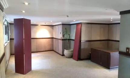 Conjunto comercial com 320m2.sendo 2 banheiros, 1 vaga de garagem