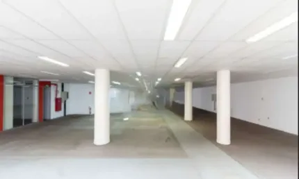 Sobreloja com 2 andares, sendo 786m² distribuídos em galpão principal com 4 banheiros, 5 salas sendo 3 com divisórias, e uma copa