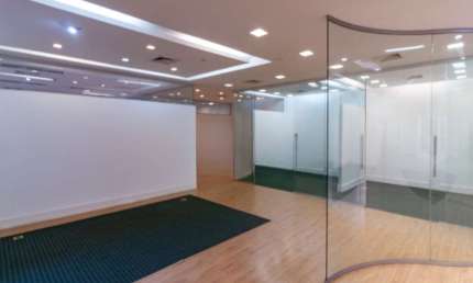 Prédio Comércial com 691m² distribuídos em 12 salas, casa de máquinas, 1 copa com gabinete, 5 banheiros sendo 1 com acessibilidade.