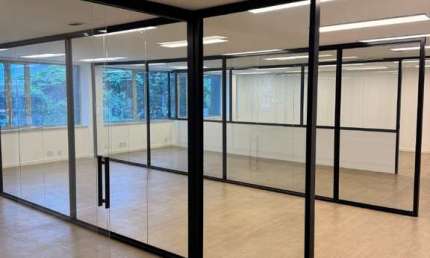 Sala Comercial Reformada, Ótima Iluminação, Ar condicionado, Copa, 4 Vagas, Vila Olímpia