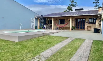 Seu refúgio na praia com piscina, hidromassagem e espaço de sobras.