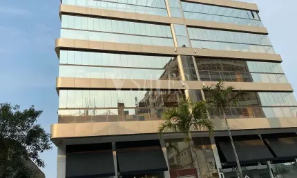 Na praia brava, com 1 suíte, 2 demis e 2 vagas de garagem