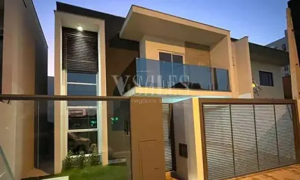 Casa aconchegante geminada com 3dormitórios 3suítes