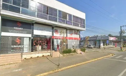 Espaço versátil com mezanino e acesso facilitado à avenida principal