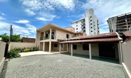 Sofisticação e conforto próximo ao mar: sobrado à venda em navegantes – gravatá