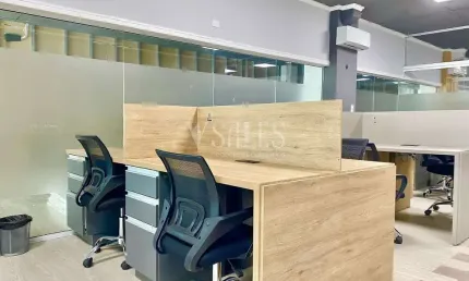 Espaço corporativo com 16 estações e sala de reunião com vista para a brava!