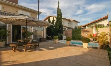 Casa Exclusiva com 4 Quartos, Sendo 3 Suítes, em Local Nobre