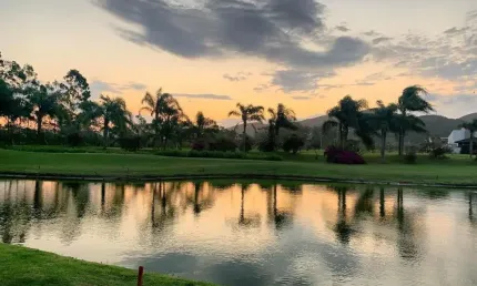 Terrenos no renomado costão golf disponíveis para compra